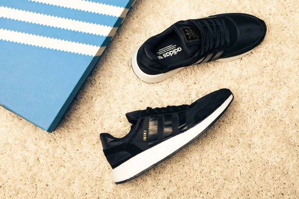 Nya Vackra Färgglada Och Trevliga Adidas Iniki Löparskor Sneakers Tränare — Stockfoto