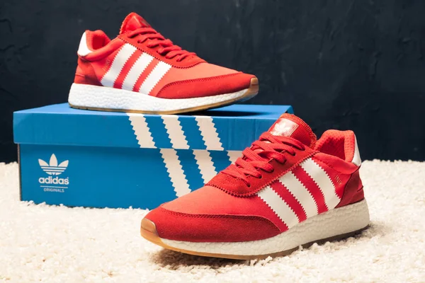 Nieuwe Mooie Kleurrijke Leuke Hardloopschoenen Sneakers Trainers Toont Het Logo — Stockfoto