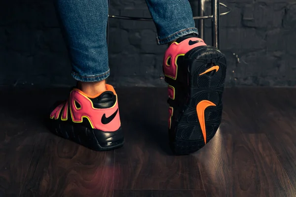 新的美丽的彩色和漂亮的耐克空气马克斯跑鞋 运动鞋 教练展示标志与品牌的抽象背景 运动和休闲鞋概念 乌克兰基辅 2018年8月21日 — 图库照片