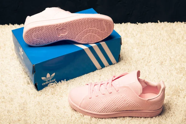 Nuove Belle Scarpe Corsa Adidas Iniki Colorate Belle Scarpe Ginnastica — Foto Stock