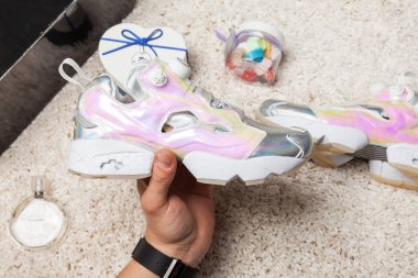 Yeni renkli ve güzel Reebok Instapump koşu ayakkabıları, spor ayakkabıları, spor ayakkabıları, spor ayakkabıları soyut arkaplanda marka kutusu olan logoyu gösteriyor. Spor ve günlük ayakkabı konsepti. Kyiv, Ukrayna-4 Nisan 2018