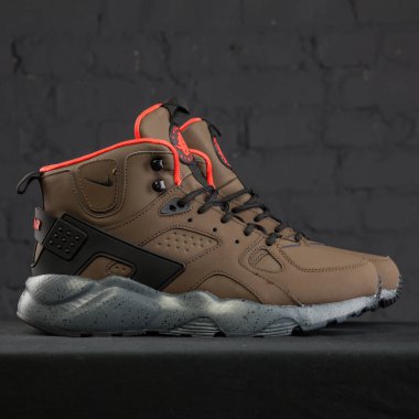 Yeni renkli ve güzel Nike Huarache koşu ayakkabıları, spor ayakkabıları, spor ayakkabıları, spor ayakkabıları soyut arka planda bir marka kutusu olan logoyu gösteriyor. Spor ve günlük ayakkabı konsepti. Kyiv, Ukrayna - 28 Ekim 2017