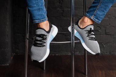 Yeni renkli ve güzel Adidas Iniki koşu ayakkabıları, spor ayakkabıları, spor ayakkabıları, soyut arka planda bir marka kutusu olan logoyu gösteren spor ayakkabıları. Spor ve günlük ayakkabı konsepti. Kyiv, Ukrayna - 26 Temmuz 2018