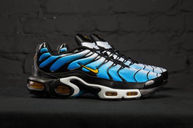 Yeni güzel renkli ve güzel Nike Air Max koşu ayakkabıları, spor ayakkabıları, spor ayakkabıları soyut arka planda bir marka kutusu olan logoyu gösteriyor. Spor ve günlük ayakkabı konsepti. Kyiv, Ukrayna-8 Şubat 2018