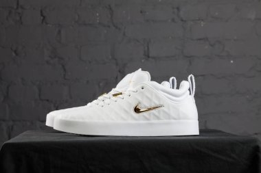 Yeni güzel renkli ve güzel Nike Air Max koşu ayakkabıları, spor ayakkabıları, spor ayakkabıları soyut arka planda bir marka kutusu olan logolar gösteriyor. Spor ve günlük ayakkabı konsepti. Kyiv, Ukrayna-9 Aralık 2017