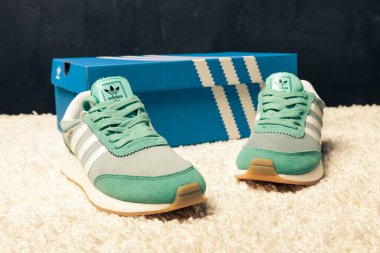 Yeni renkli ve güzel Nike Air Max koşu ayakkabıları, spor ayakkabıları, spor ayakkabıları soyut arka planda bir marka kutusu olan logoyu gösteren ayakkabılar. Spor ve günlük ayakkabı konsepti. Kyiv, Ukrayna-11 Nisan 2018