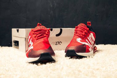 Yeni renkli ve güzel Nike Air Max koşu ayakkabıları, spor ayakkabıları, spor ayakkabıları soyut arka planda bir marka kutusu olan logoyu gösteren ayakkabılar. Spor ve günlük ayakkabı konsepti. Kyiv, Ukrayna - 14 Mayıs 2018