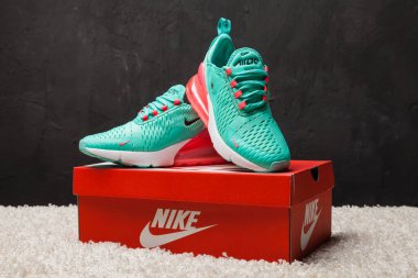 Yeni güzel renkli ve güzel Nike Air Max koşu ayakkabıları, spor ayakkabıları, spor ayakkabıları soyut arka planda bir marka kutusu olan logolar gösteriyor. Spor ve günlük ayakkabı konsepti. Kyiv, Ukrayna-Eylül 09, 2018