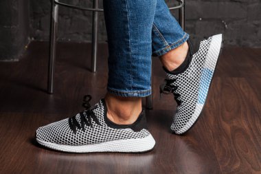 Yeni renkli ve güzel Adidas Iniki koşu ayakkabıları, spor ayakkabıları, spor ayakkabıları, soyut arka planda bir marka kutusu olan logoyu gösteren spor ayakkabıları. Spor ve günlük ayakkabı konsepti. Kyiv, Ukrayna - 26 Temmuz 2018