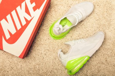 Yeni güzel renkli ve güzel Nike Air Max koşu ayakkabıları, spor ayakkabıları, spor ayakkabıları soyut arka planda bir marka kutusu olan logoyu gösteriyor. Spor ve günlük ayakkabı konsepti. Kyiv, Ukrayna-21 Ağustos 2018