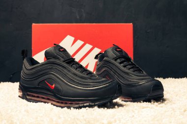 Yeni renkli ve güzel Nike Air Max koşu ayakkabıları, spor ayakkabıları, spor ayakkabıları soyut arka planda bir marka kutusu olan logoyu gösteren ayakkabılar. Spor ve günlük ayakkabı konsepti. Kyiv, Ukrayna - 14 Mayıs 2018