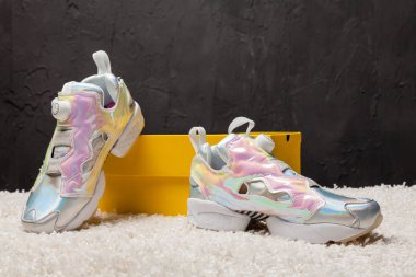 Yeni renkli ve güzel Reebok Instapump koşu ayakkabıları, spor ayakkabıları, spor ayakkabıları, spor ayakkabıları soyut arkaplanda marka kutusu olan logoyu gösteriyor. Spor ve günlük ayakkabı konsepti. Kyiv, Ukrayna-4 Nisan 2018