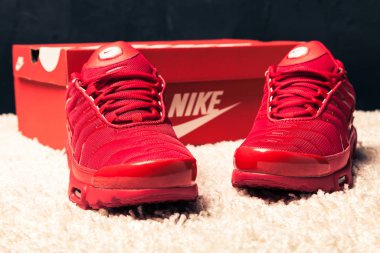 Yeni renkli ve güzel Nike Air Max koşu ayakkabıları, spor ayakkabıları, spor ayakkabıları, spor ayakkabıları soyut arka planda marka kutusu olan logoyu gösteriyor. Spor ve günlük ayakkabı konsepti. Kyiv, Ukrayna - 23 Şubat 2018