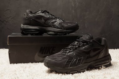 Yeni güzel renkli ve güzel Nike Air Max koşu ayakkabıları, spor ayakkabıları, spor ayakkabıları soyut arka planda bir marka kutusu olan logoyu gösteriyor. Spor ve günlük ayakkabı konsepti. Kyiv, Ukrayna-7 Mart 2018