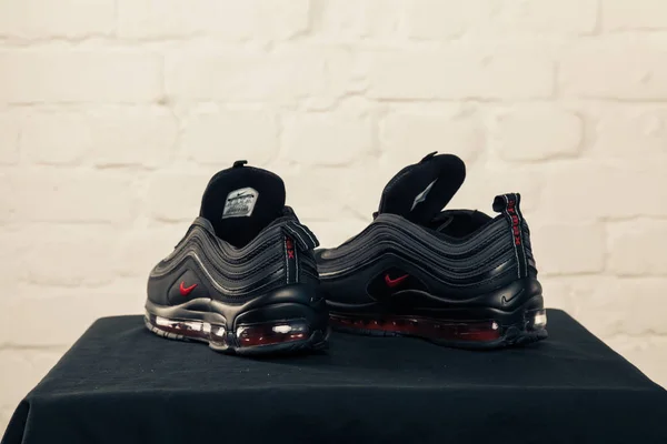 Новые Красивые Красивые Кроссовки Nike Air Max Тренажеры Логотип Фирменной — стоковое фото