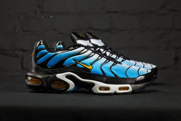 Yeni güzel renkli ve güzel Nike Air Max koşu ayakkabıları, spor ayakkabıları, spor ayakkabıları soyut arka planda bir marka kutusu olan logoyu gösteriyor. Spor ve günlük ayakkabı konsepti. Kyiv, Ukrayna-8 Şubat 2018