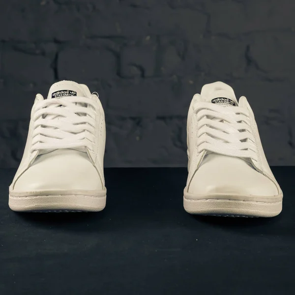 Nya Vackra Färgglada Och Trevliga Adidas Runsom Löparskor Sneakers Tränare — Stockfoto