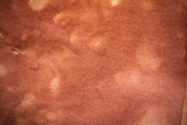 Eski kağıt çarşaf. Toz ve kirli lekelerle dolu boş bir arka plan. Eski ve antika sanat konsepti. Ayrıntılı yakın çekim stüdyo çekimi. Ön manzara. Ayarlanmış