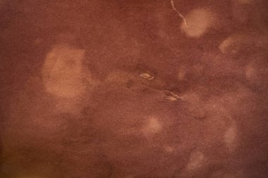 Eski kağıt çarşaf. Toz ve kirli lekelerle dolu boş bir arka plan. Eski ve antika sanat konsepti. Ayrıntılı yakın çekim stüdyo çekimi. Ön manzara. Ayarlanmış