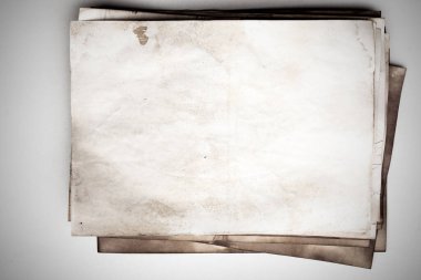 Eski kağıt çarşaf. Toz ve kirli lekelerle dolu boş bir arka plan. Eski ve antika sanat konsepti. Ayrıntılı yakın çekim stüdyo çekimi. Ön manzara. Ayarlanmış