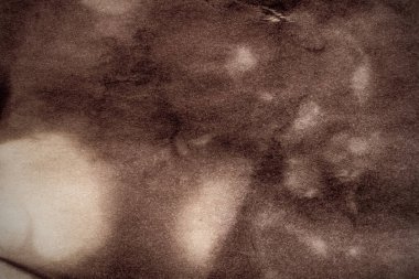 Eski kağıt çarşaf. Toz ve kirli lekelerle dolu boş bir arka plan. Eski ve antika sanat konsepti. Ayrıntılı yakın çekim stüdyo çekimi. Ön manzara. Ayarlanmış