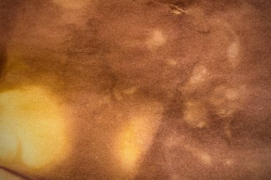 Eski kağıt çarşaf. Toz ve kirli lekelerle dolu boş bir arka plan. Eski ve antika sanat konsepti. Ayrıntılı yakın çekim stüdyo çekimi. Ön manzara. Ayarlanmış