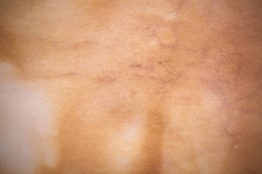 Eski kağıt çarşaf. Toz ve kirli lekelerle dolu boş bir arka plan. Eski ve antika sanat konsepti. Ayrıntılı yakın çekim stüdyo çekimi. Ön manzara. Ayarlanmış