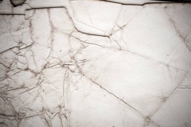 Eski kağıt çarşaf. Toz ve kirli lekelerle dolu boş bir arka plan. Eski ve antika sanat konsepti. Ayrıntılı yakın çekim stüdyo çekimi. Ön manzara. Ayarlanmış