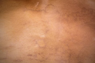 Eski kağıt çarşaf. Toz ve kirli lekelerle dolu boş bir arka plan. Eski ve antika sanat konsepti. Ayrıntılı yakın çekim stüdyo çekimi. Ön manzara. Ayarlanmış