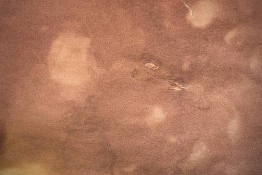 Eski kağıt çarşaf. Toz ve kirli lekelerle dolu boş bir arka plan. Eski ve antika sanat konsepti. Ayrıntılı yakın çekim stüdyo çekimi. Ön manzara. Ayarlanmış