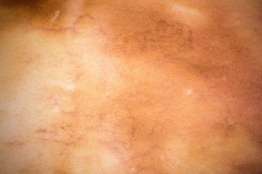 Eski kağıt çarşaf. Toz ve kirli lekelerle dolu boş bir arka plan. Eski ve antika sanat konsepti. Ayrıntılı yakın çekim stüdyo çekimi. Ön manzara. Ayarlanmış