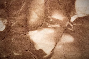 Eski kağıt çarşaf. Toz ve kirli lekelerle dolu boş bir arka plan. Eski ve antika sanat konsepti. Ayrıntılı yakın çekim stüdyo çekimi. Ön manzara. Ayarlanmış