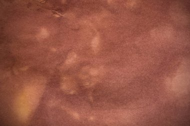 Eski kağıt çarşaf. Toz ve kirli lekelerle dolu boş bir arka plan. Eski ve antika sanat konsepti. Ayrıntılı yakın çekim stüdyo çekimi. Ön manzara. Ayarlanmış