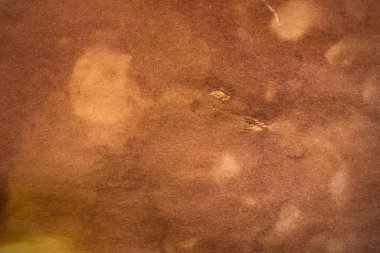 Eski kağıt çarşaf. Toz ve kirli lekelerle dolu boş bir arka plan. Eski ve antika sanat konsepti. Ayrıntılı yakın çekim stüdyo çekimi. Ön manzara. Ayarlanmış