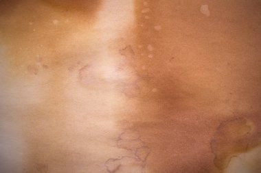 Eski kağıt çarşaf. Toz ve kirli lekelerle dolu boş bir arka plan. Eski ve antika sanat konsepti. Ayrıntılı yakın çekim stüdyo çekimi. Ön manzara. Ayarlanmış