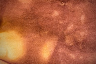 Eski kağıt çarşaf. Toz ve kirli lekelerle dolu boş bir arka plan. Eski ve antika sanat konsepti. Ayrıntılı yakın çekim stüdyo çekimi. Ön manzara. Ayarlanmış