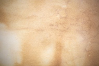 Eski kağıt çarşaf. Toz ve kirli lekelerle dolu boş bir arka plan. Eski ve antika sanat konsepti. Ayrıntılı yakın çekim stüdyo çekimi. Ön manzara. Ayarlanmış