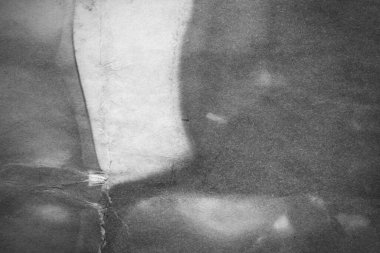 Eski kağıt çarşaf. Toz ve kirli lekelerle dolu boş bir arka plan. Eski ve antika sanat konsepti. Ayrıntılı yakın çekim stüdyo çekimi. Ön manzara. Ayarlanmış