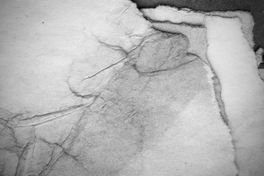 Eski kağıt çarşaf. Toz ve kirli lekelerle dolu boş bir arka plan. Eski ve antika sanat konsepti. Ayrıntılı yakın çekim stüdyo çekimi. Ön manzara. Ayarlanmış