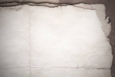 Eski kağıt çarşaf. Toz ve kirli lekelerle dolu boş bir arka plan. Eski ve antika sanat konsepti. Ayrıntılı yakın çekim stüdyo çekimi. Ön manzara. Ayarlanmış