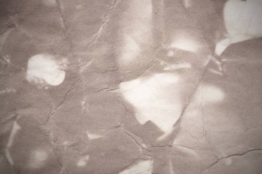 Eski kağıt çarşaf. Toz ve kirli lekelerle dolu boş bir arka plan. Eski ve antika sanat konsepti. Ayrıntılı yakın çekim stüdyo çekimi. Ön manzara. Ayarlanmış