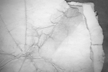 Eski kağıt çarşaf. Toz ve kirli lekelerle dolu boş bir arka plan. Eski ve antika sanat konsepti. Ayrıntılı yakın çekim stüdyo çekimi. Ön manzara. Ayarlanmış