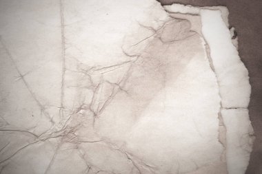 Eski kağıt çarşaf. Toz ve kirli lekelerle dolu boş bir arka plan. Eski ve antika sanat konsepti. Ayrıntılı yakın çekim stüdyo çekimi. Ön manzara. Ayarlanmış