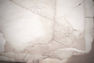 Eski kağıt çarşaf. Toz ve kirli lekelerle dolu boş bir arka plan. Eski ve antika sanat konsepti. Ayrıntılı yakın çekim stüdyo çekimi. Ön manzara. Ayarlanmış