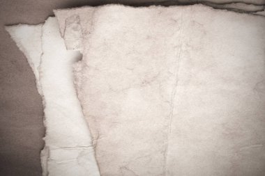 Eski kağıt çarşaf. Toz ve kirli lekelerle dolu boş bir arka plan. Eski ve antika sanat konsepti. Ayrıntılı yakın çekim stüdyo çekimi. Ön manzara. Ayarlanmış