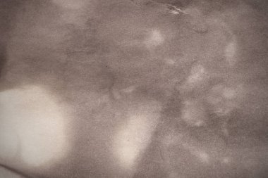 Eski kağıt çarşaf. Toz ve kirli lekelerle dolu boş bir arka plan. Eski ve antika sanat konsepti. Ayrıntılı yakın çekim stüdyo çekimi. Ön manzara. Ayarlanmış