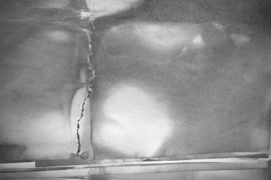 Eski kağıt çarşaf. Toz ve kirli lekelerle dolu boş bir arka plan. Eski ve antika sanat konsepti. Ayrıntılı yakın çekim stüdyo çekimi. Ön manzara. Ayarlanmış