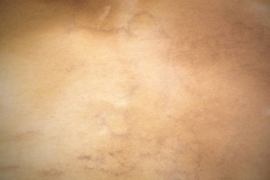 Eski kağıt çarşaf. Toz ve kirli lekelerle dolu boş bir arka plan. Eski ve antika sanat konsepti. Ayrıntılı yakın çekim stüdyo çekimi. Ön manzara. Ayarlanmış