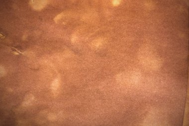 Eski kağıt çarşaf. Toz ve kirli lekelerle dolu boş bir arka plan. Eski ve antika sanat konsepti. Ayrıntılı yakın çekim stüdyo çekimi. Ön manzara. Ayarlanmış