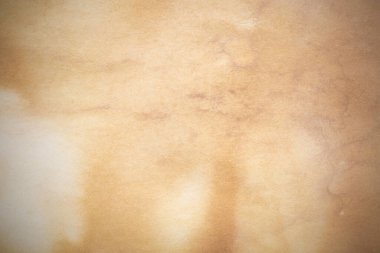 Eski kağıt çarşaf. Toz ve kirli lekelerle dolu boş bir arka plan. Eski ve antika sanat konsepti. Ayrıntılı yakın çekim stüdyo çekimi. Ön manzara. Ayarlanmış